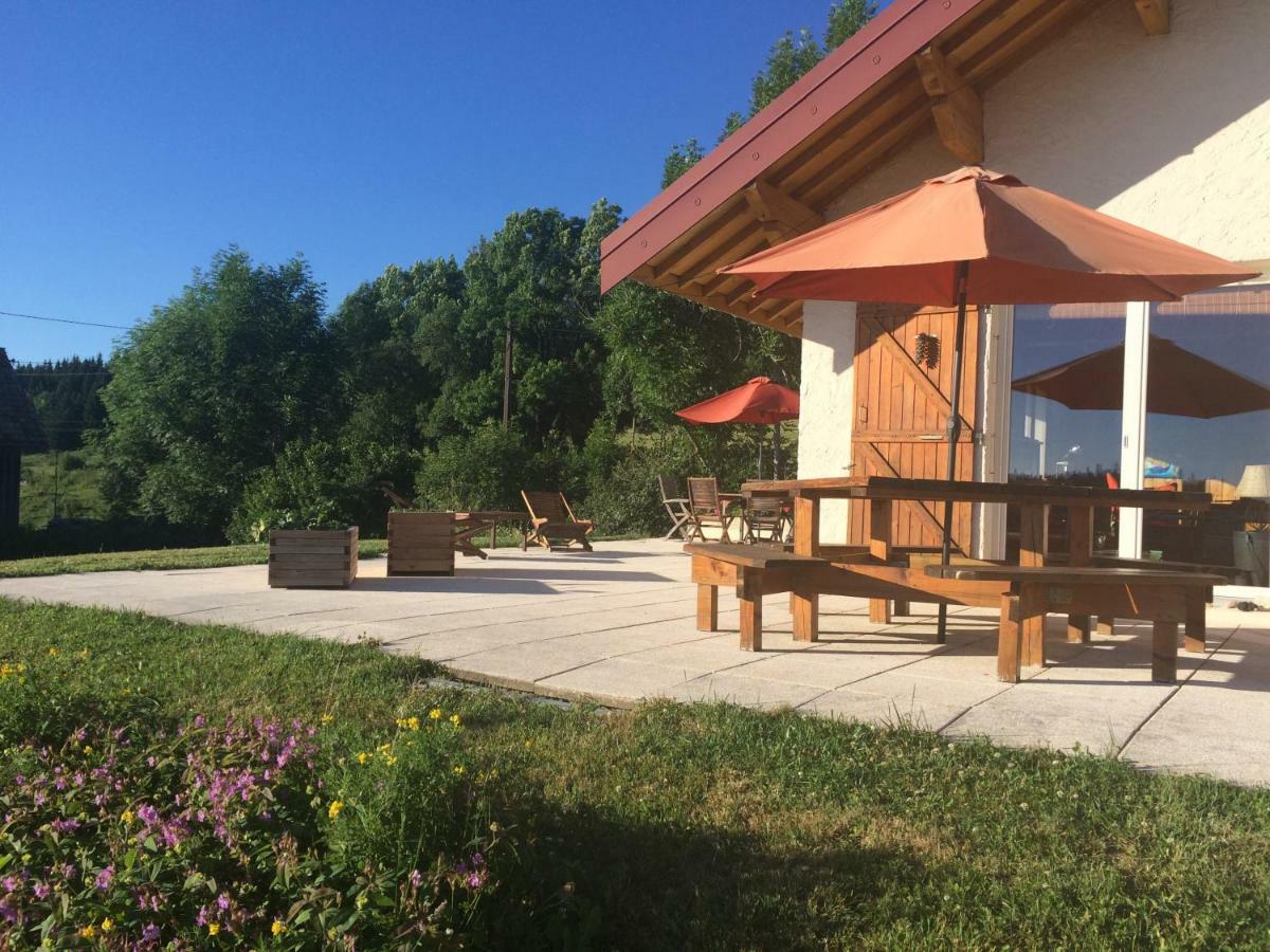 Au Charnet Bed & Breakfast Les Fourgs ภายนอก รูปภาพ